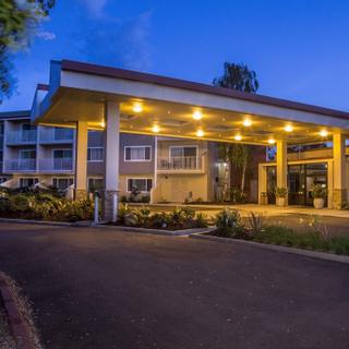 Best Western Plus Garden Court Inn | Fremont, California | Entrance to hotel at night